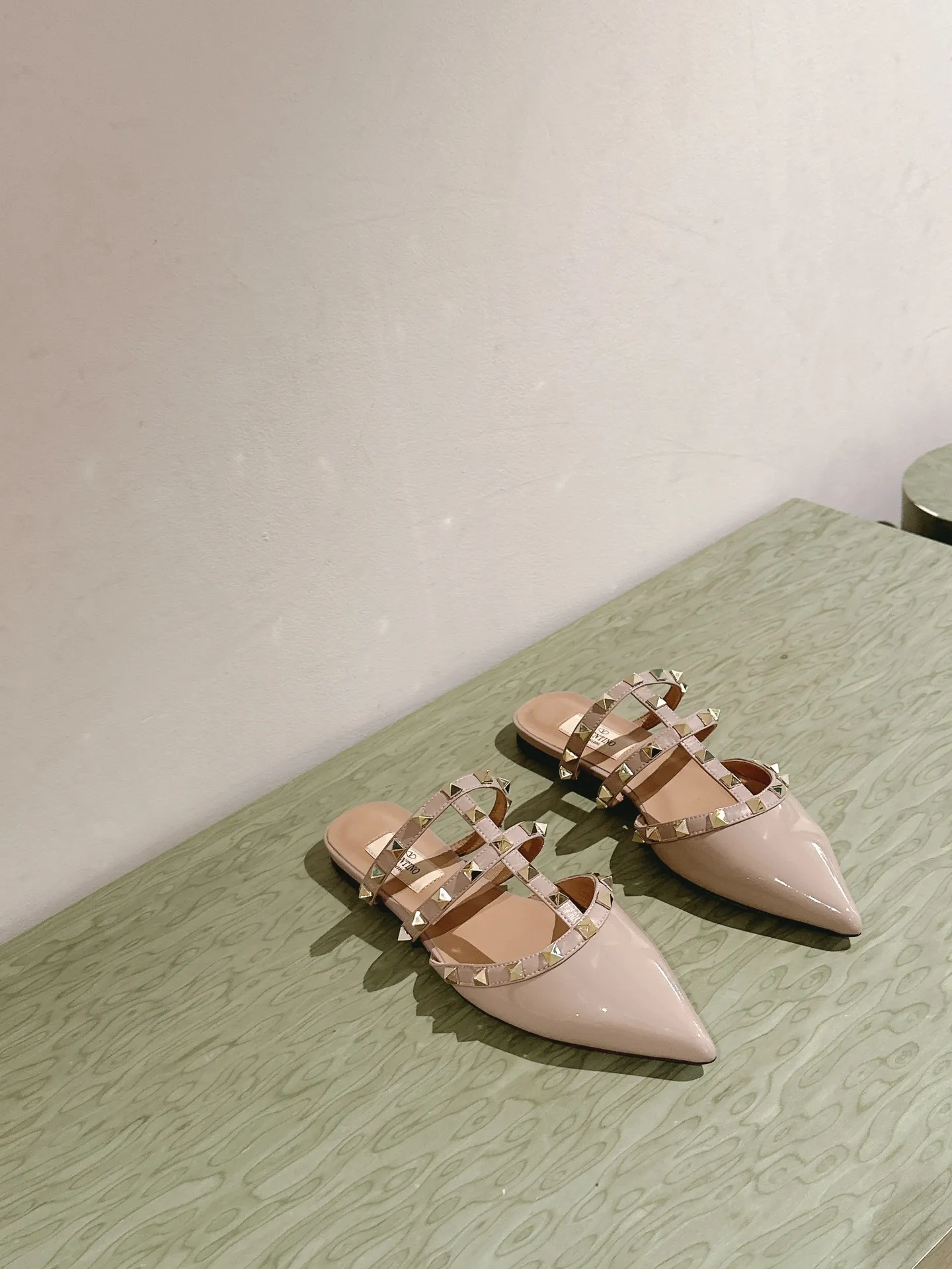 👟👟Ex-factory price 520👟👟 | ²⁰²4 𝐬𝐬 🤍🤎 Versatile series for all seasons! Is your shoe cabinet missing a pair? [Proud] Purchasing agent level! 🔥 The entire VALENTINO series is produced by Taiwan-funded factories! Getting in and out of the counter is stress-free! ROCKSTUD Valentino studded patent leather ballet flats ONE STUD retro craft pyramid large rivet buckle flats/high heels Smooth shoe lines and awesome version Comfortable upper foot. Increases height. Looks slimmer. Elongates leg lines. Imported mirrored calfskin/cow patent leather/high-density silk material Lambskin lining Italian high-density leather outsole Size35-39 (40/41/42 can be customized) Heel height: flat/4.5cm/ Counter synchronized gift box 💝 packaging!